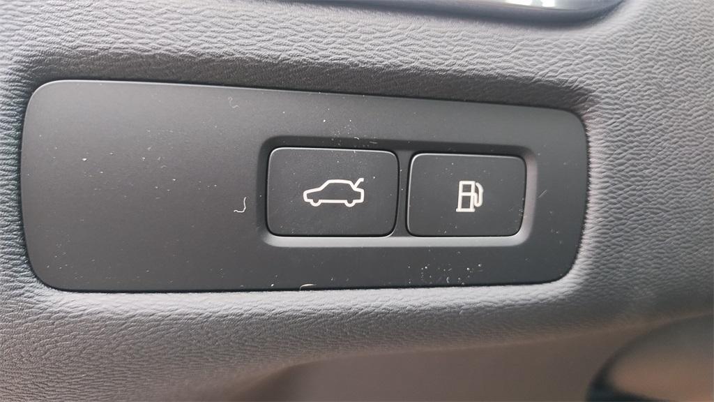new 2025 Volvo XC60 Plug-In Hybrid car, priced at $58,895