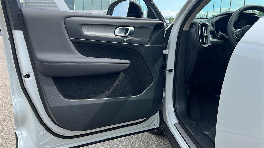 new 2025 Volvo XC40 car, priced at $46,820