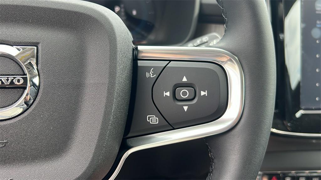 new 2025 Volvo XC40 car, priced at $46,820
