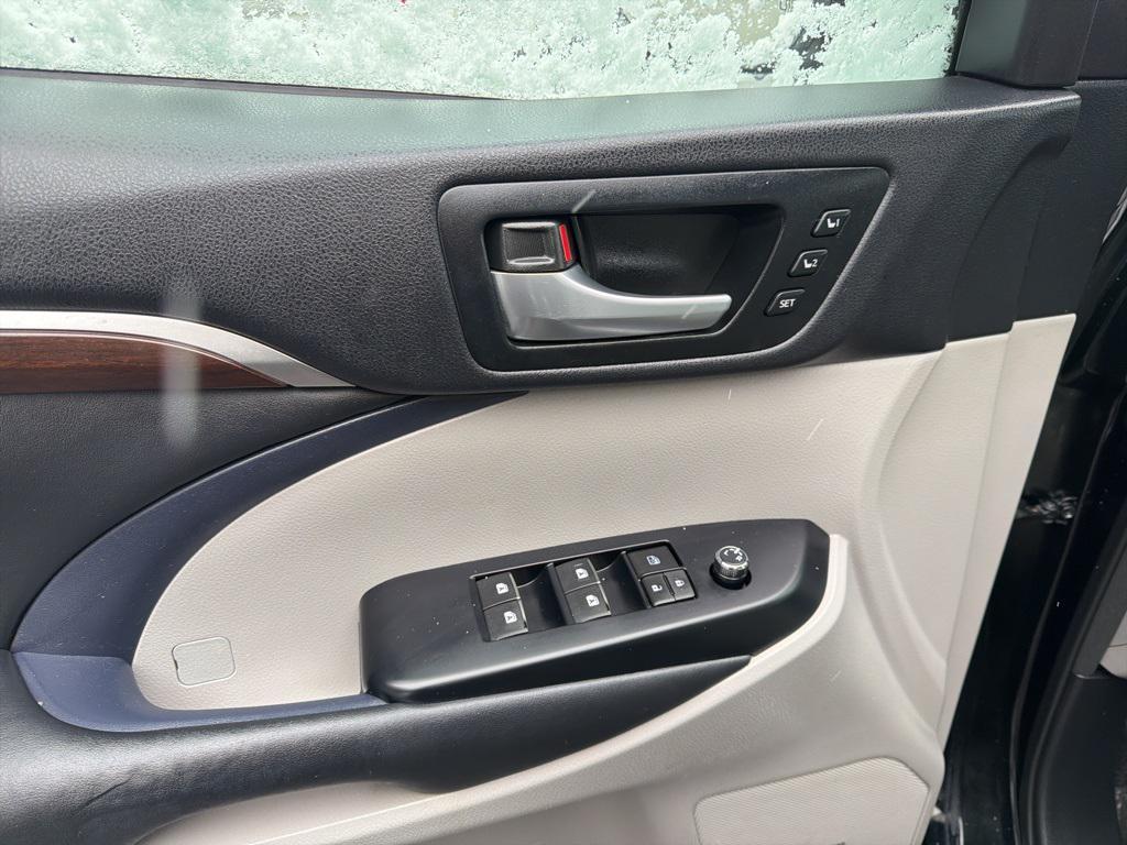 used 2015 Toyota Highlander car, priced at $18,900