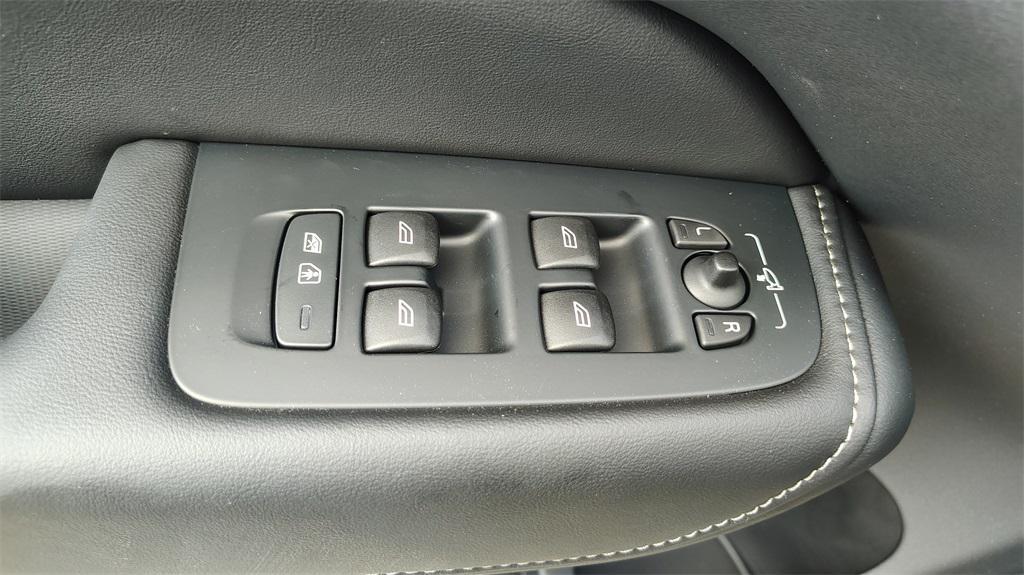 new 2025 Volvo XC60 car, priced at $58,660