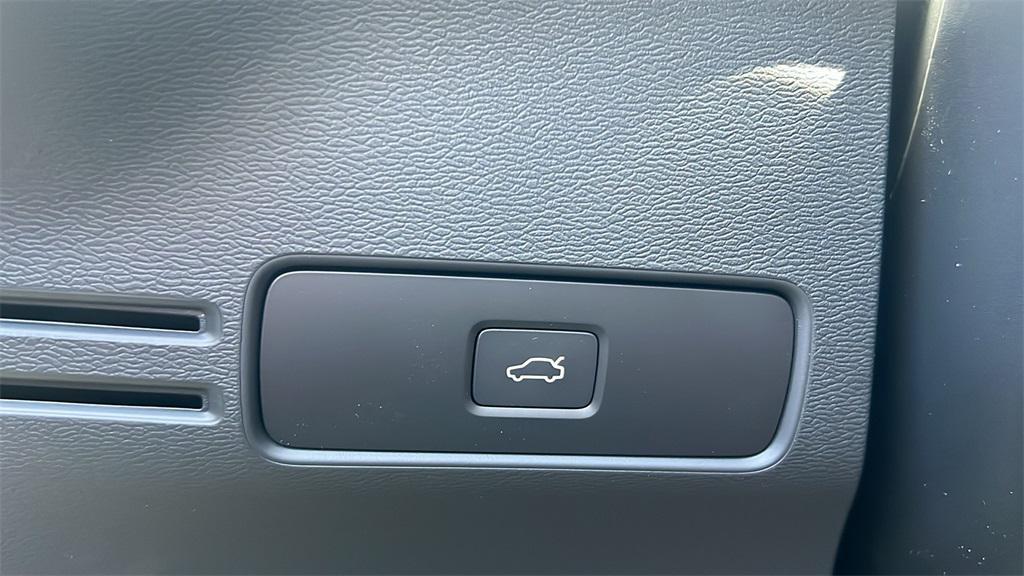 new 2025 Volvo XC40 car, priced at $46,820