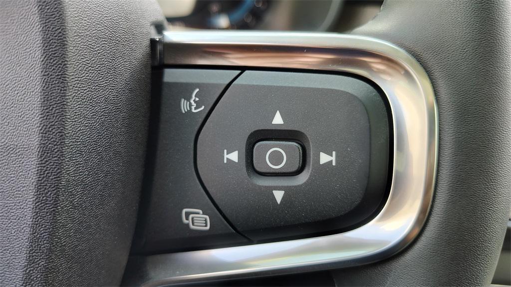 new 2025 Volvo XC40 car, priced at $46,315