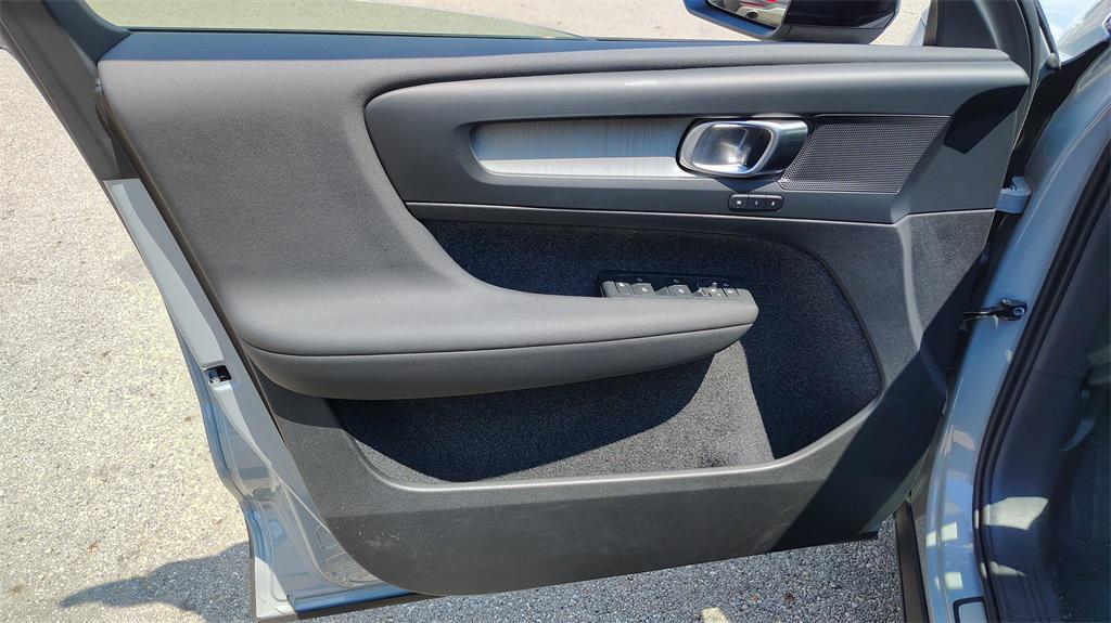 new 2025 Volvo XC40 car, priced at $46,315
