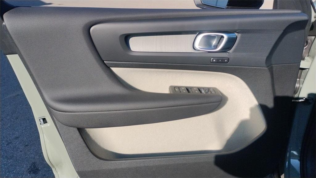new 2025 Volvo XC40 car, priced at $47,790