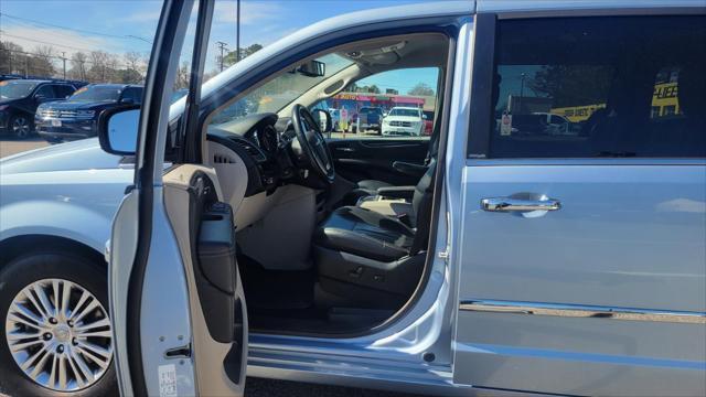used 2013 Chrysler Town & Country car