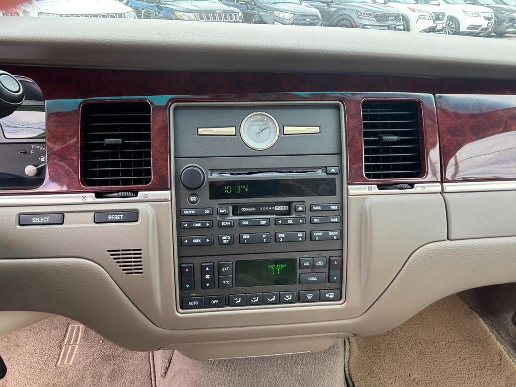used 2004 Lincoln Town Car car, priced at $8,000