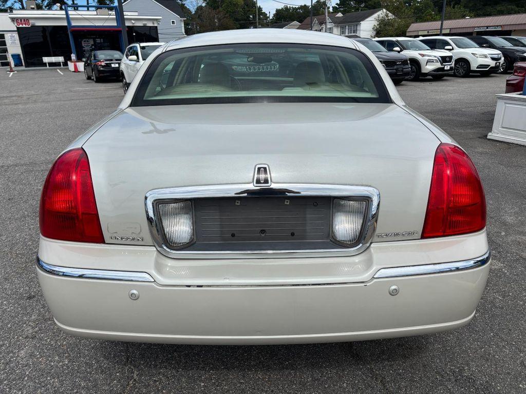 used 2004 Lincoln Town Car car, priced at $8,000