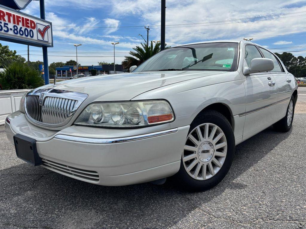 used 2004 Lincoln Town Car car, priced at $8,000