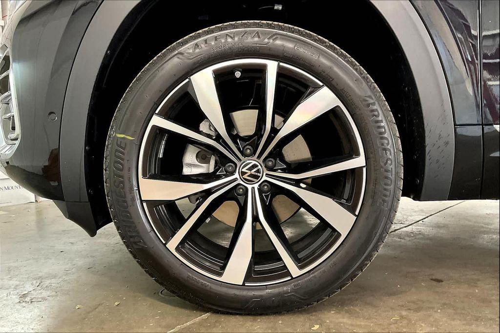 new 2025 Volkswagen Atlas car, priced at $56,939