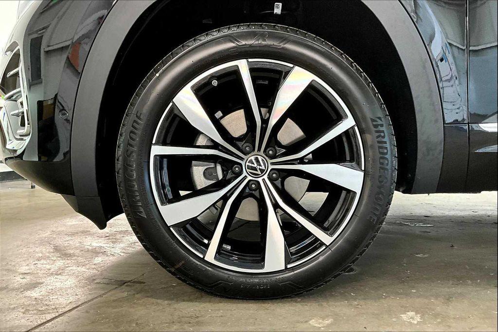 new 2025 Volkswagen Atlas car, priced at $56,244