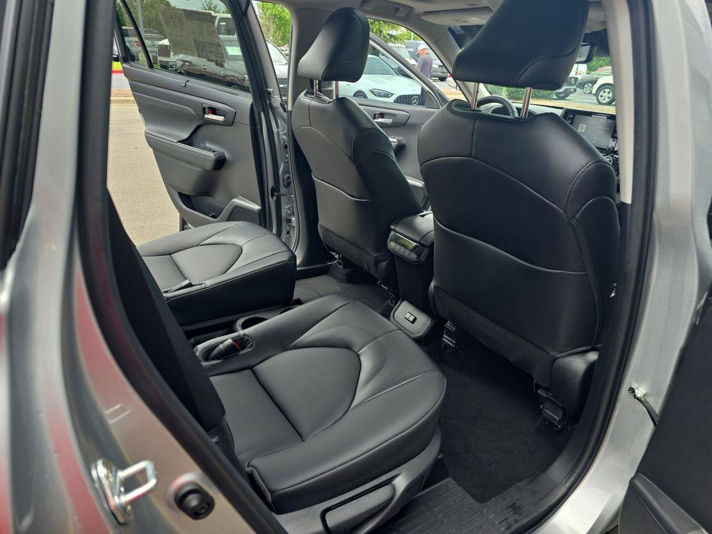 used 2022 Toyota Highlander car, priced at $35,992