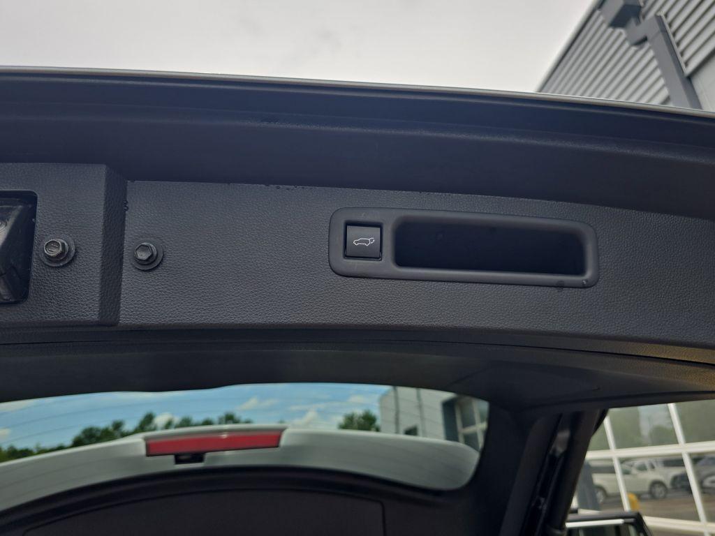 used 2022 Toyota Highlander car, priced at $35,992