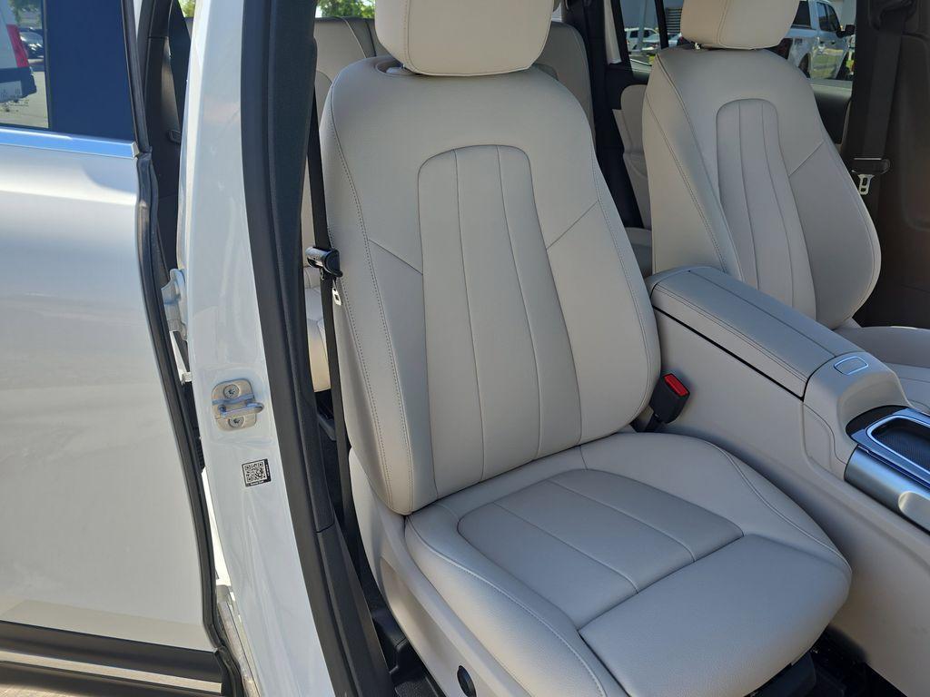 new 2025 Mercedes-Benz GLB 250 car, priced at $47,145