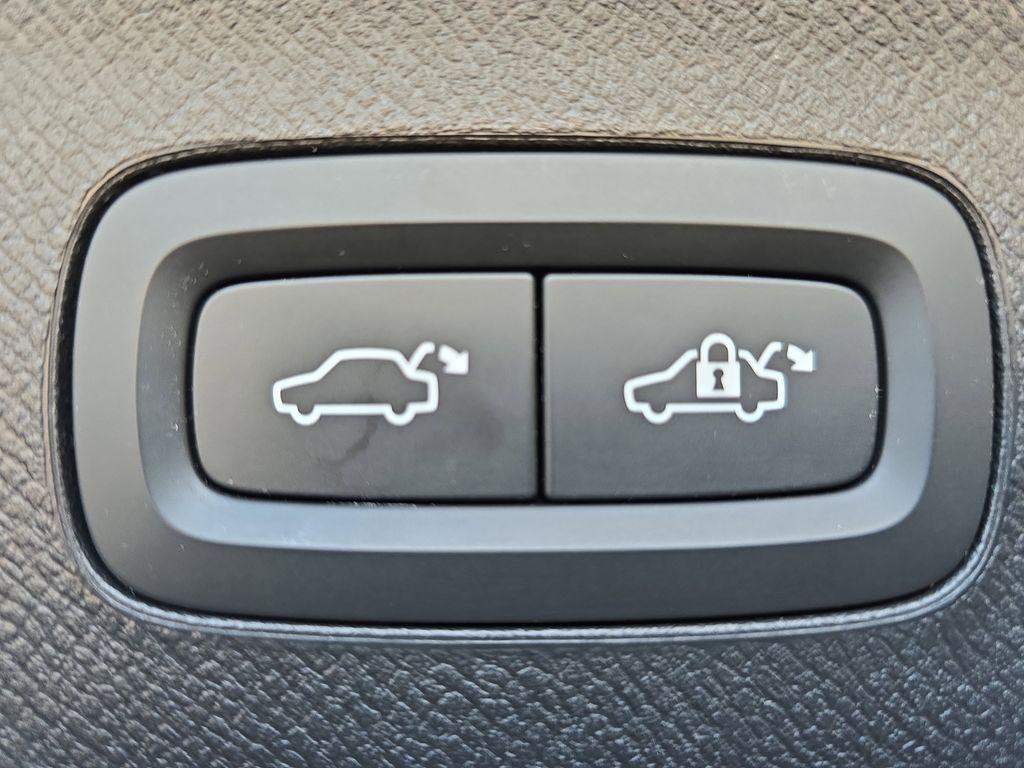 used 2022 Volvo XC90 car, priced at $37,760