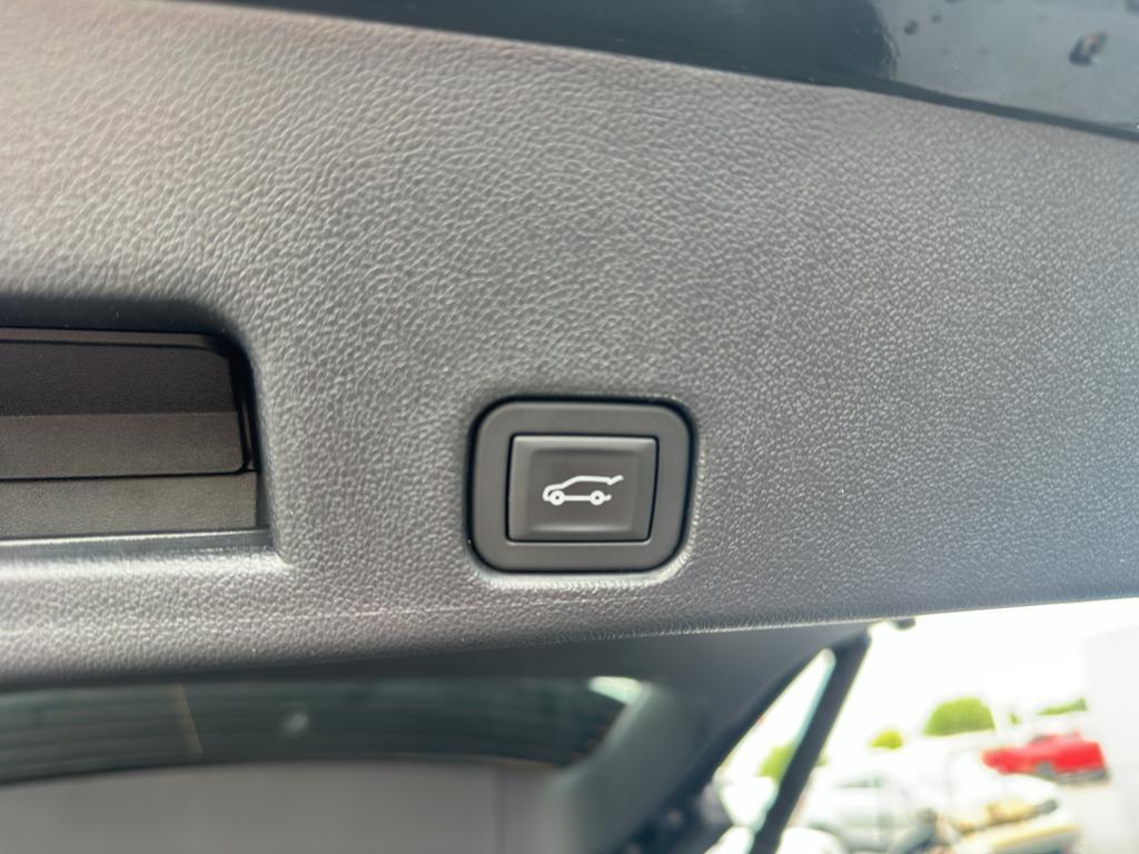 used 2025 Chevrolet Traverse car, priced at $43,988