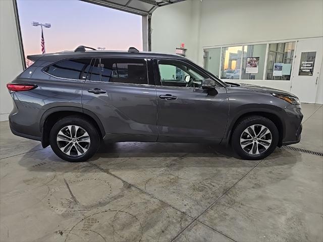 used 2022 Toyota Highlander car, priced at $33,963