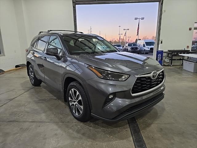 used 2022 Toyota Highlander car, priced at $33,963