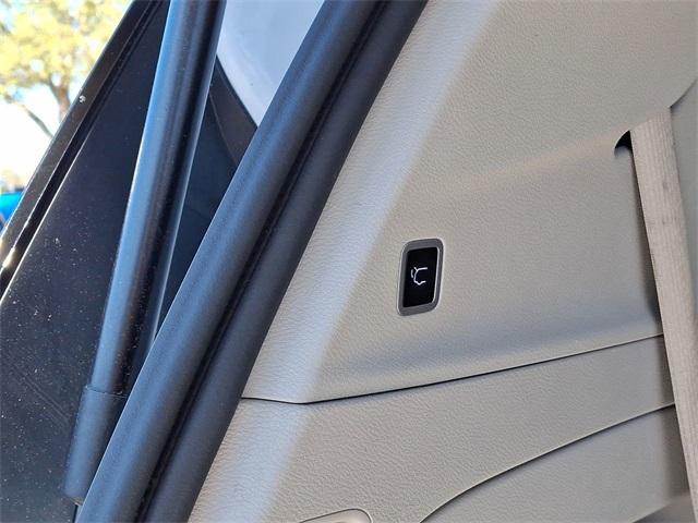 used 2023 Chrysler Pacifica car, priced at $27,553