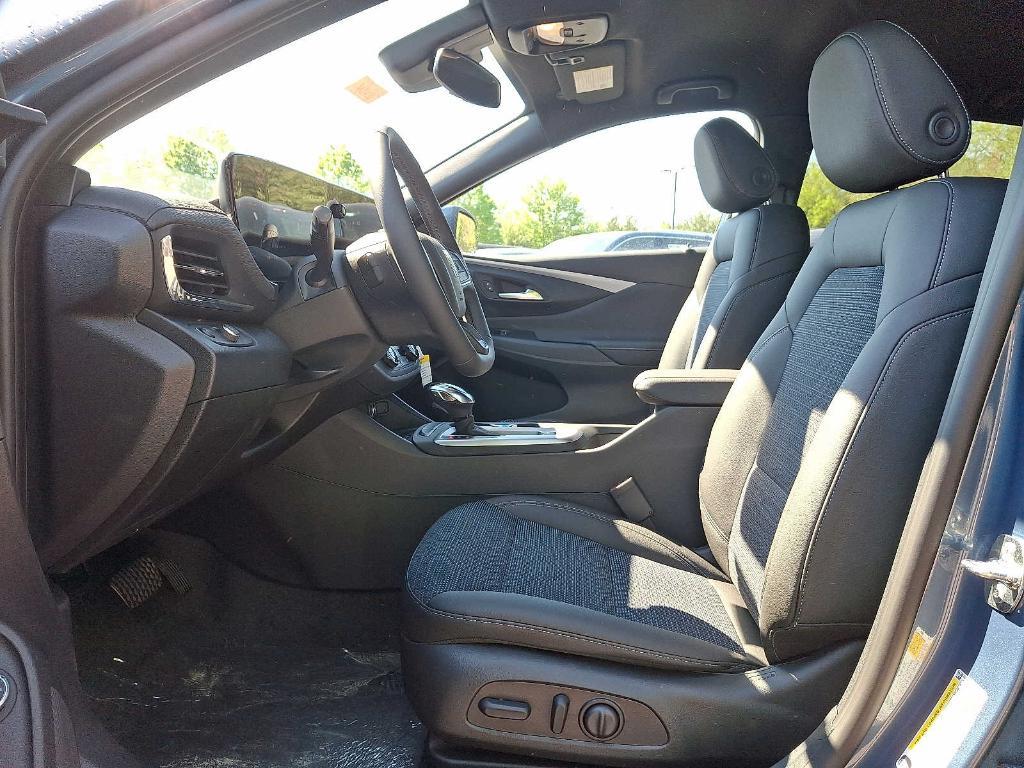 new 2025 Buick Envista car, priced at $27,280