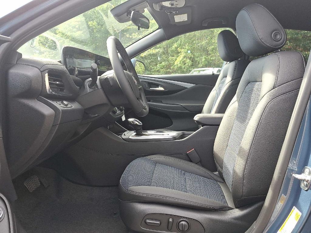new 2025 Buick Envista car, priced at $26,993