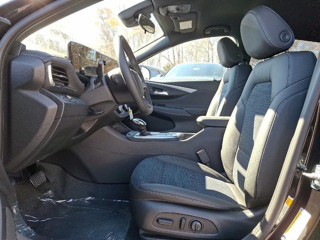 new 2025 Buick Envista car, priced at $26,298