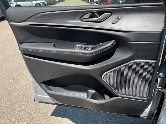 new 2025 Jeep Grand Cherokee car, priced at $50,331