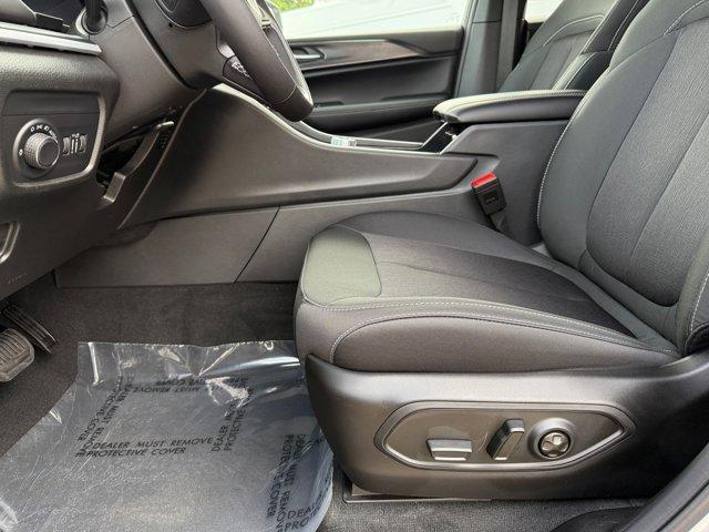 new 2025 Jeep Grand Cherokee car, priced at $37,805