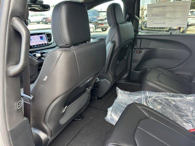 new 2025 Chrysler Pacifica car, priced at $43,915