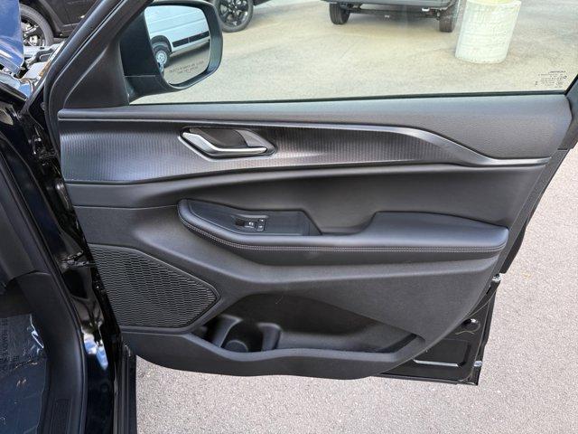 new 2025 Jeep Grand Cherokee car, priced at $37,805