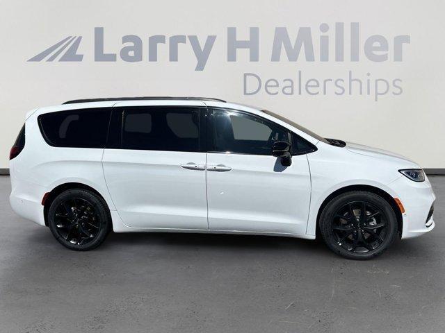 new 2024 Chrysler Pacifica car, priced at $39,660