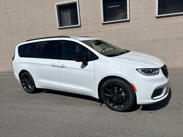 new 2024 Chrysler Pacifica car, priced at $39,660