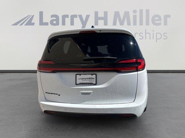 new 2024 Chrysler Pacifica car, priced at $39,660