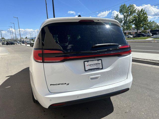 new 2024 Chrysler Pacifica car, priced at $39,660