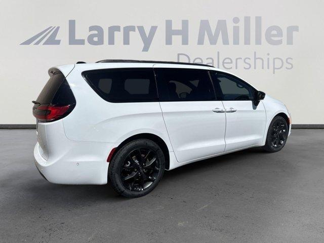 new 2024 Chrysler Pacifica car, priced at $39,660