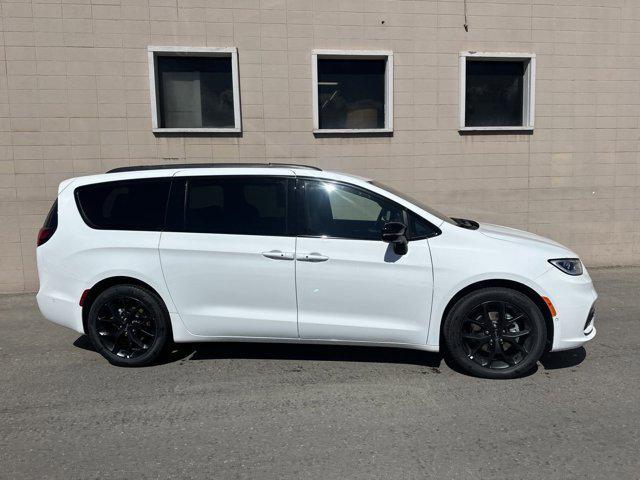 new 2024 Chrysler Pacifica car, priced at $39,660