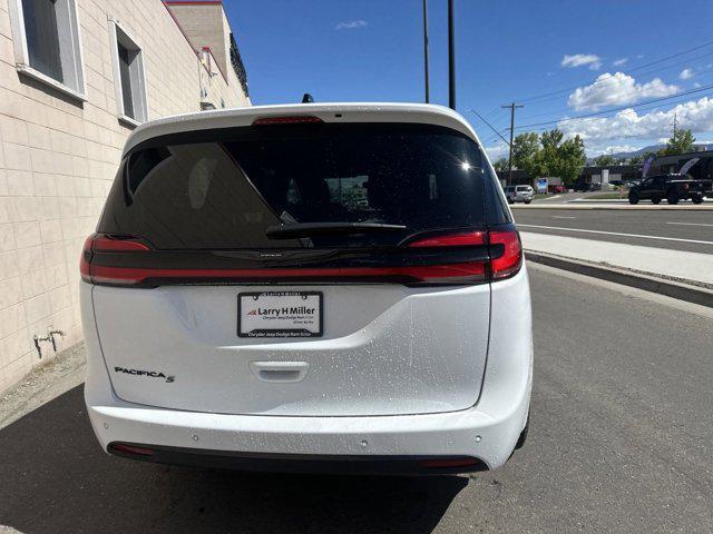 new 2024 Chrysler Pacifica car, priced at $39,660