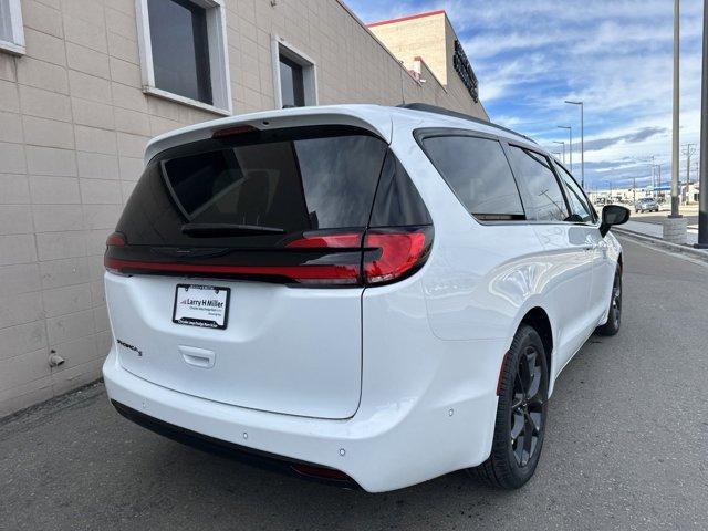 new 2024 Chrysler Pacifica car, priced at $42,957