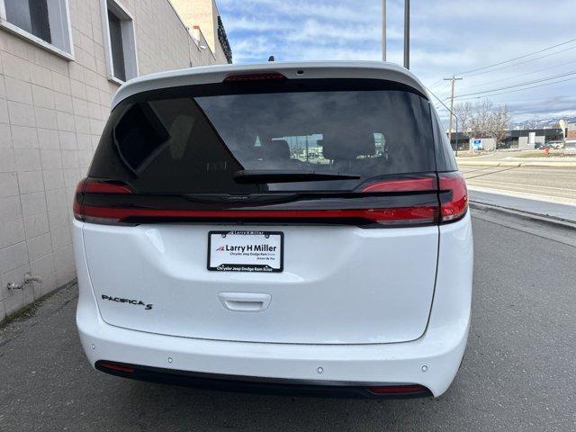 new 2024 Chrysler Pacifica car, priced at $42,957