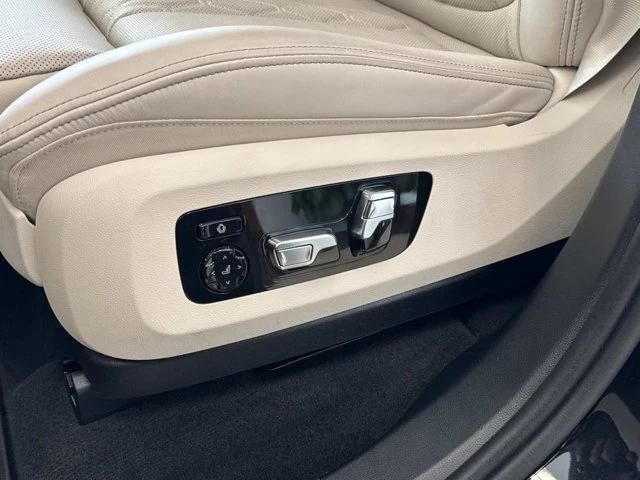 new 2025 BMW X7 car