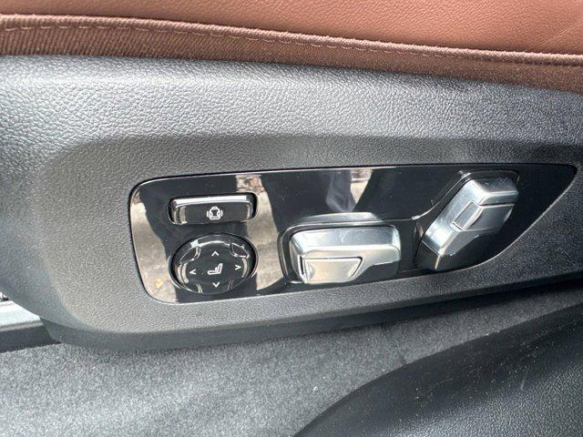 new 2025 BMW X7 car