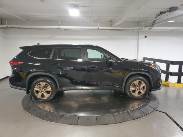 used 2023 Toyota Highlander Hybrid car, priced at $40,998