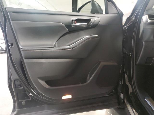 used 2023 Toyota Highlander Hybrid car, priced at $40,998