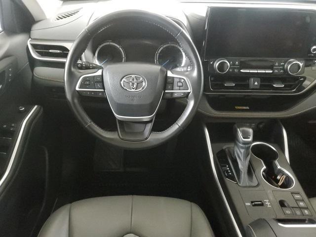used 2023 Toyota Highlander Hybrid car, priced at $40,998