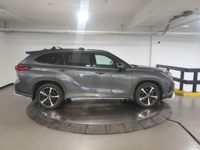 used 2022 Toyota Highlander car, priced at $36,998