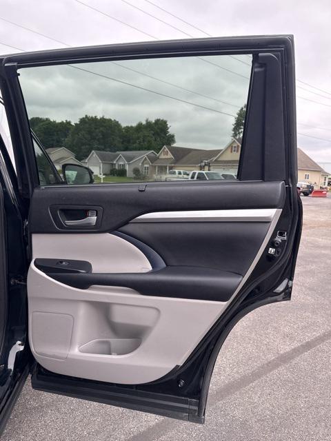 used 2016 Toyota Highlander car, priced at $16,995
