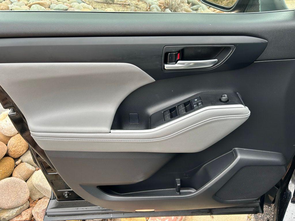 used 2021 Toyota Highlander Hybrid car, priced at $38,500