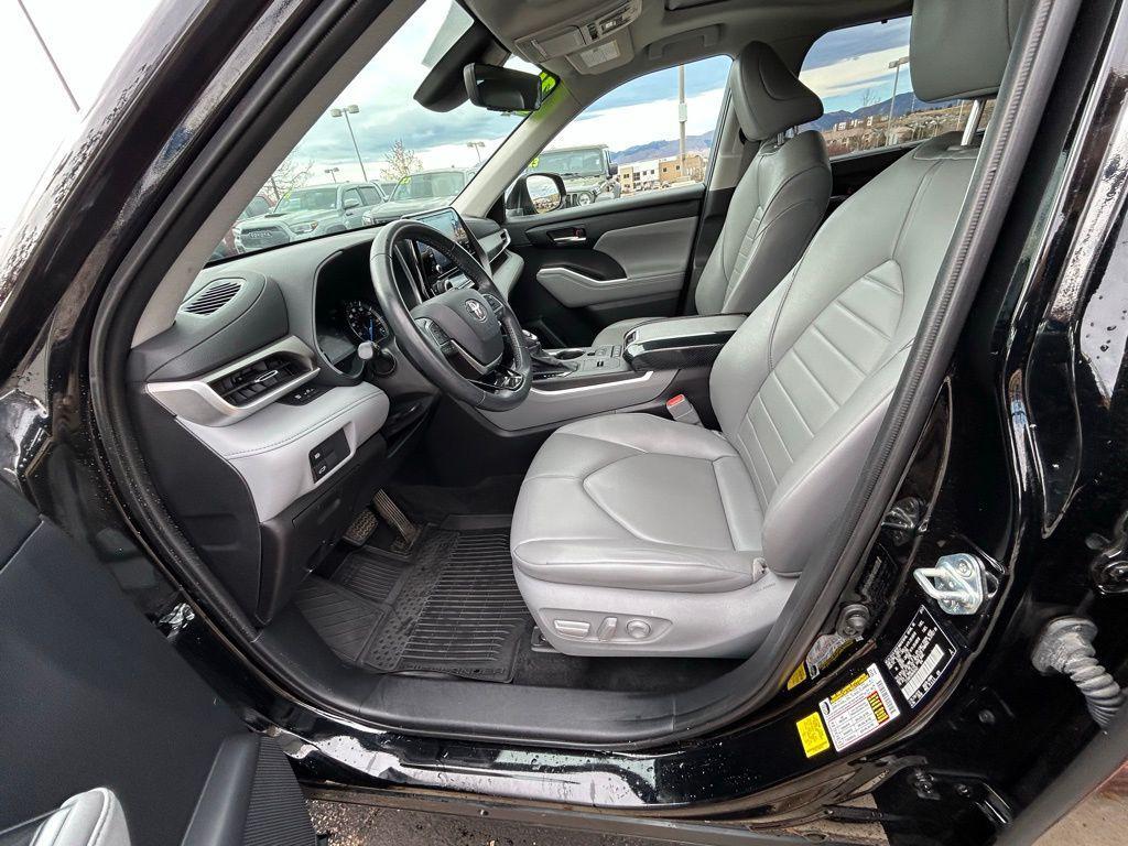 used 2021 Toyota Highlander Hybrid car, priced at $38,500