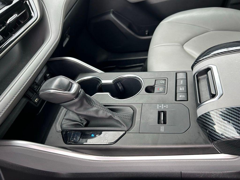 used 2021 Toyota Highlander Hybrid car, priced at $38,500