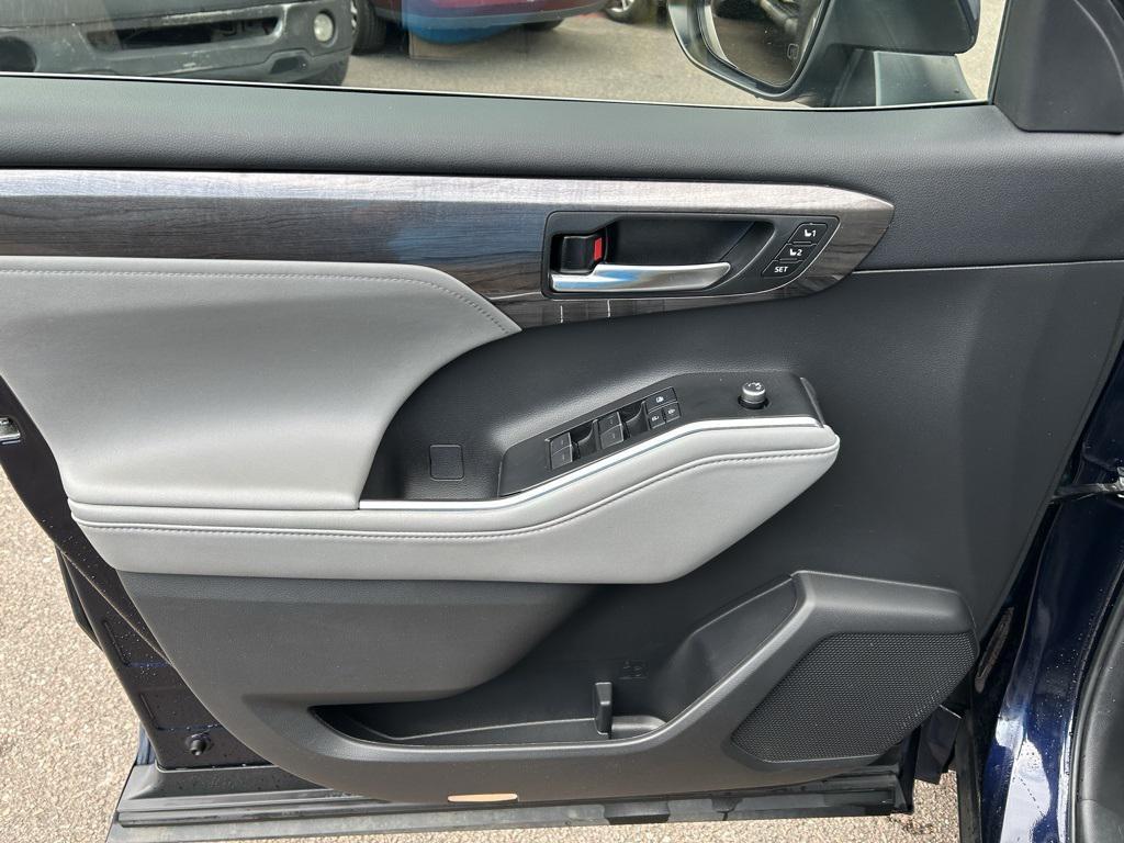 used 2022 Toyota Highlander car, priced at $37,500